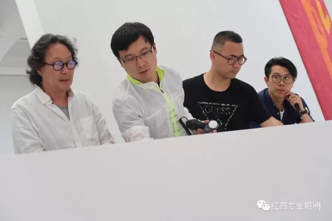 《徐冰:思想与方法》:超越文化界限的艺术光影照明第2张